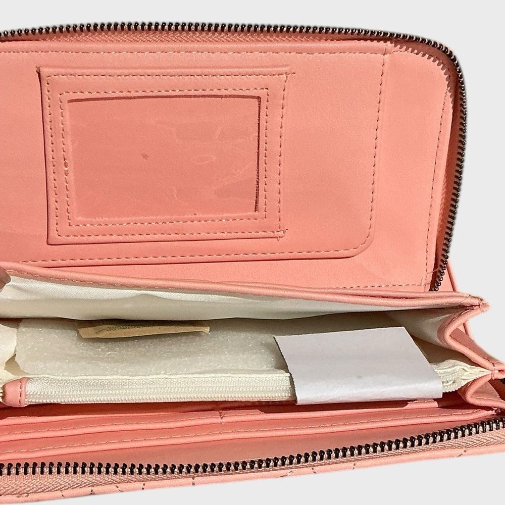 Betsey Johnson Pink Quilted Floral Zip Around Wallet Wristlet NWT - Picture 4 of 6